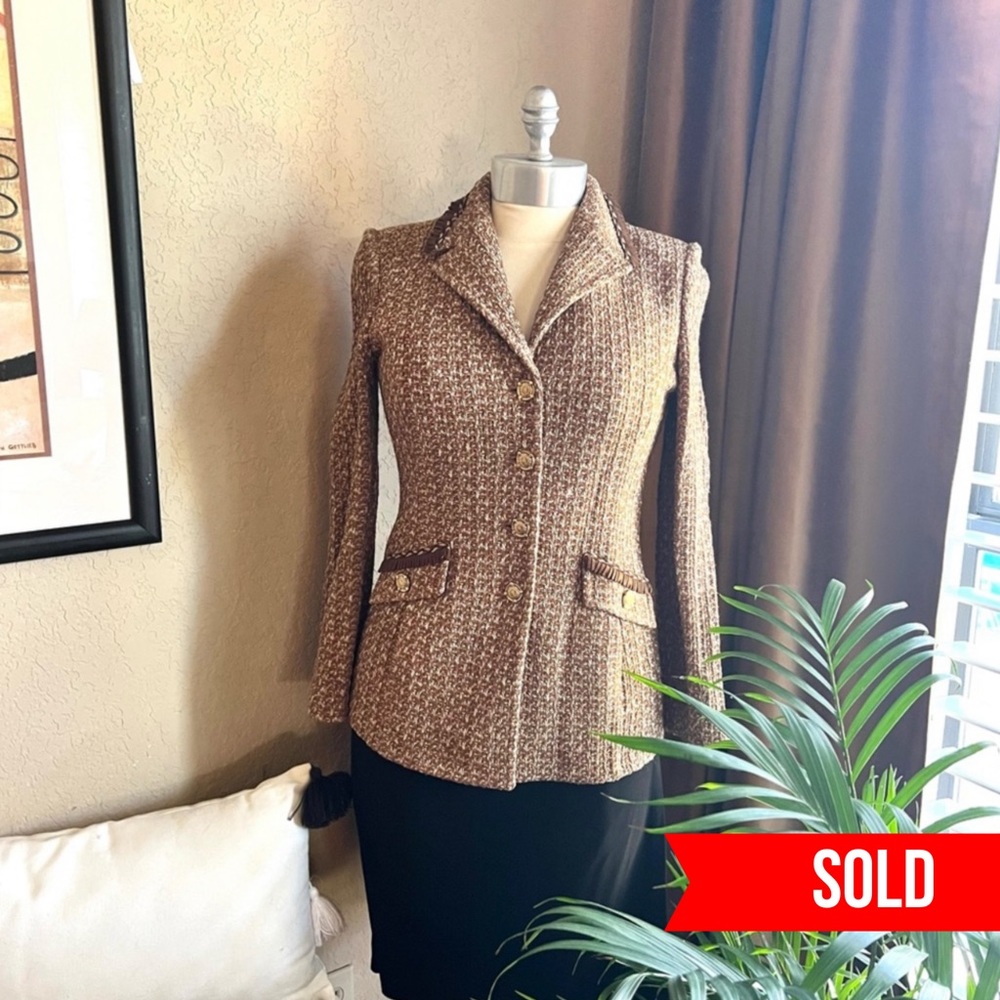 125 St. John Boucle Buttoned Down Brown White Tweed Knit Blazer Jacket Sz 2 - Picture 1 of 14